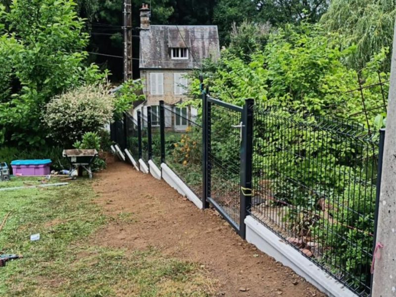 Pose de clôture près de Flers